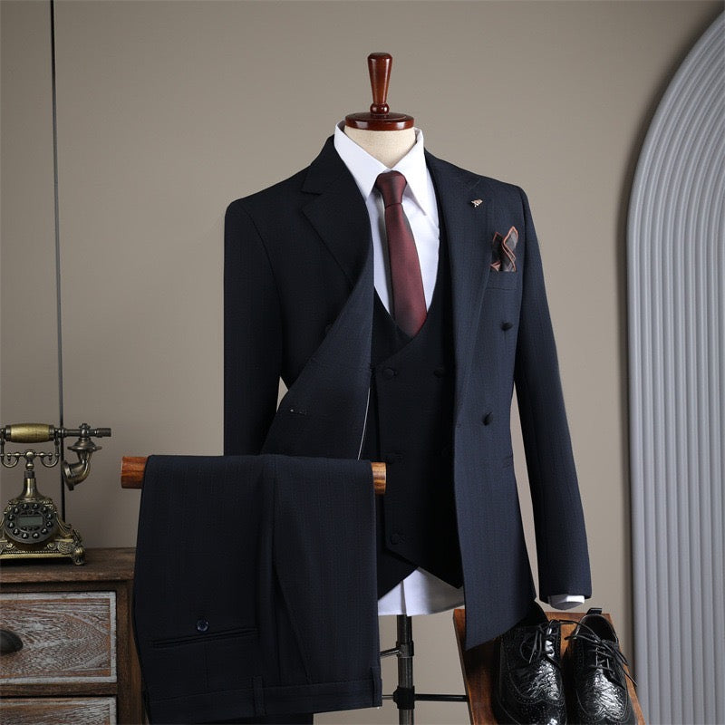 Traje de tres piezas de calidad premium con rayas sutiles  - distinción con personalidad.