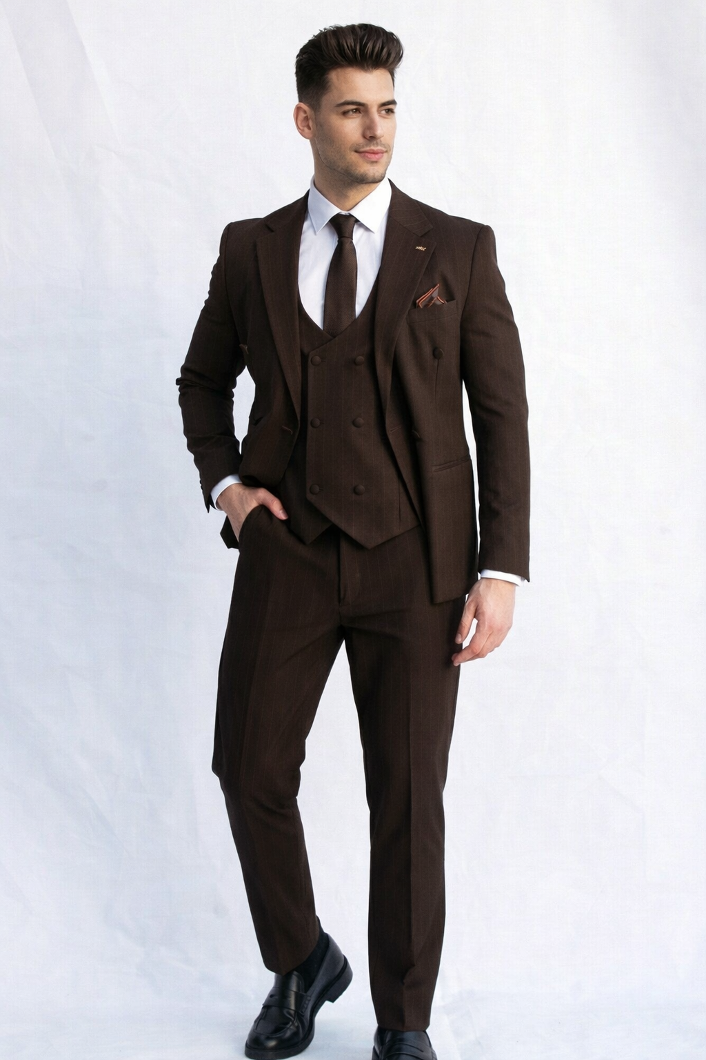 Traje de tres piezas de calidad premium con rayas sutiles  - distinción con personalidad.
