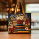 Bolso artesanal con estampado floral.