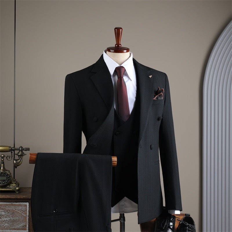 Traje de tres piezas de calidad premium con rayas sutiles  - distinción con personalidad.