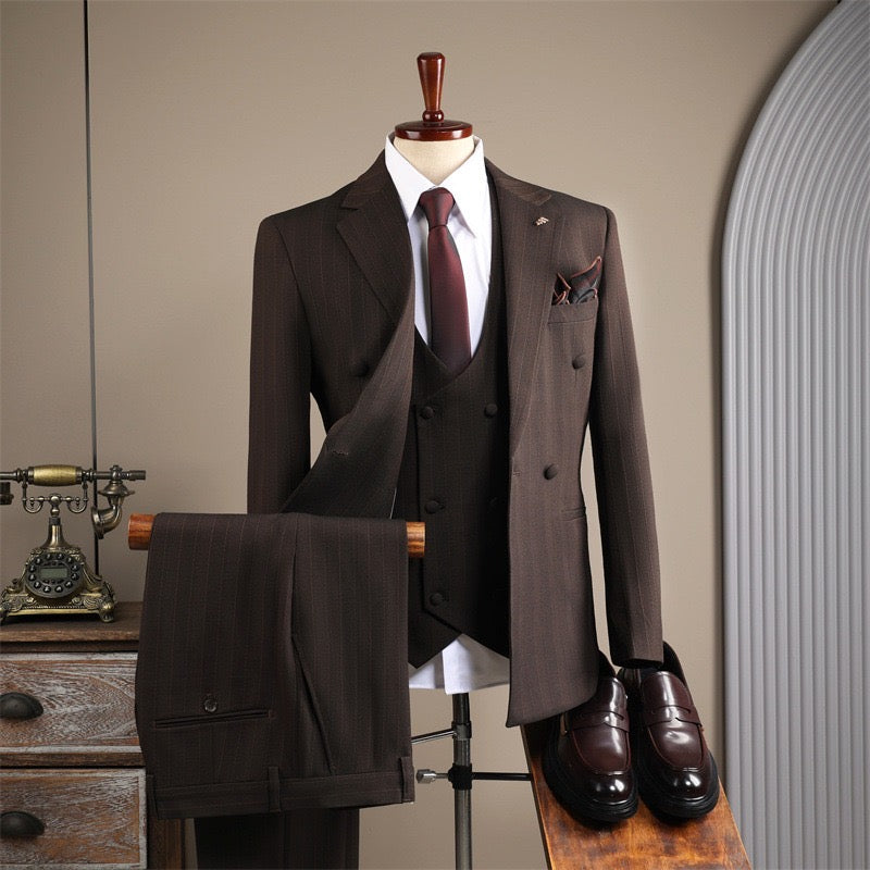 Traje de tres piezas de calidad premium con rayas sutiles  - distinción con personalidad.